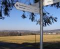 Bild: pz
Der Aussichtsturm in der historischen Kloster- und Teichlandschaft wird zuerst einmal zurückgestellt. Alternativ könnten nun Aussichtspunkte an besonderes markanten Punkten errichtet werden, etwa am Waldrand an der Mammersreuther Straße (Bild).