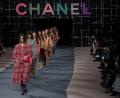Bild: Vianney Le Caer/Invision/AP/dpa
Models präsentieren Kreationen der Chanel-Kollektion bei der Fashion Week in Paris.