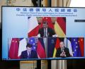 Bild: Benoit Tessier/Reuters/AP/dpa
Emmanuel Macron (unten,l.), Olaf Scholz (unten,r.) und Xi Jinping während der Videokonferenz.