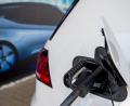 Bild: Hendrik Schmidt/dpa-Zentralbild/ZB
Ein Ladekabel steckt in einem Golf.