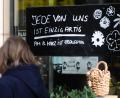 Bild: Julian Stratenschulte
"Jede von uns ist einzigartig - Am 8. März ist Frauentag" steht auf einem Schild vor einem Blumenladen in Hannover.