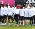 Bild: Tobias Hase/dpa
Trainer Julian Nagelsmann (M) steht beim Abschlusstraining inmitten der versammelten Mannschaft.