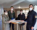 Bild: EPHK Guggenberger, VII. Bereitschaftspolizeiabteilung, 74. Ausbildungsseminar/exb
Polizeihauptmeister Philipp Bösl (rechts) überprüft die für die Einstellung erforderlichen Unterlagen des Polizeinachwuchses.