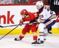 Bild: Larry Macdougal/The Canadian Press via AP/dpa
Leon Draisaitl (r) und seine Edmonton Oilers kassierten bei den Calgary Flames eine Niederlage.
