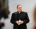 Bild: Nicolas Armer/dpa
Der Vorsitzende der Deutschen Bischofskonferenz, Georg Bätzing, spricht bei der Eröffnungspressekonferenz der Frühjahrs-Vollversammlung der Deutschen Bischofskonferenz.