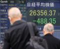 Bild: Rodrigo Reyes Marin/ZUMA Press Wire/dpa
Menschen mit Mund-Nasen-Schutz gehen an einer elektronischen Börsentafel vorbei, die den japanischen Nikkei-Aktienindex anzeigt.