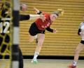 Bild: Hubert Ziegler
Franziska Mutzbauer erzielt in dieser Szene das 13:8 für den HC Sulzbach im Heimspiel gegen die HG Ingolstadt. Torhüterin Michelle Seeger (links) ist gegen den wuchtigen Wurf chancenlos, ihre Mannschaftskollegin Julia Ulisch (rechts) kann nur noch hinterherschauen.
