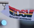 Bild: Hendrik Schmidt/dpa-Zentralbild/dpa
Eine Fahne mit dem Logo des Deutschen Ski-Verbandes (DSV) weht im Wind.
