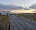 Bild: lnz
Die Ortsverbindungsstraße von der Marktredwitzer Straße in Mitterteich nach Oberteich heißt künftig nicht nur umgangssprachlich, sondern auch ganz offiziell „Oberteicher Straße“ – zumindest bis zur Autobahnbrücke (hinten, Mitte). Grund dafür ist der Bau des neuen Schott-Logistikzentrums, das gegenüber der bestehenden Schott-Halle (links) entstehen soll. Festgelegt wurden im Stadtrat auch die künftigen Hausnummern.