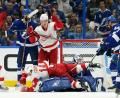 Bild: Chris O'meara/AP/dpa
Moritz Seider (M.) scorte zwar, aber verlor mit den Detroit Red Wings.