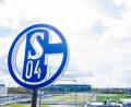 Bild: Guido Kirchner/dpa
Im Vordergrund dreht sich das Logo des FC Schalke auf der Geschäftsstelle, im Hintergrund steht die Veltins-Arena.