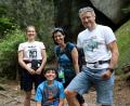 Bild: BR/Stefan Panzner
Bei den "Lebenslinien" ist Gerd Schönfelder mit seiner Ehefrau Christina und den beiden Kindern Emilia und Leopold im Felsenlabyrinth der Luisenburg unterwegs.