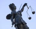 Bild: Arne Dedert/dpa/Symbolbild
Eine Statue der Justitia steht unter freiem Himmel.