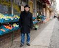 Bild: Christophe Gateau/dpa
Mikhail Kaluzhskii, Journalist aus Russland,  vor einem Gemüseladen in Berlin-Friedrichshain.