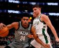 Bild: Morry Gash/AP/dpa
Der Basketballprofi Cam Thomas von den Brooklyn Nets in Aktion mit Grayson Allen von den Milwaukee Bucks.