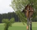 Archivbild: wro
Das hölzerne Flurkreuz an der Steinwaldstraße wird derzeit renoviert. Ab dem Frühjahr soll es wieder in neuer Pracht zum Gebet einladen. Die Inschrift auf der angebrachten Tafel ist aktueller denn je: "Herr ermahne die Völker zum Frieden."