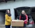 Bild: ubb
Franziska Käß und Jana Käß (von links) schlichten die Hilfsgüter in den Pkw. Sie sind sehr glücklich, dass sie mit der einzigen diesjährigen Veranstaltung am Faschingsdienstag nun der Ukraine helfen können.