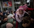 Bild: Emilio Morenatti/AP/dpa
Menschen tragen ihre Kinder und versuchen am Bahnhof von Kiew in einen Zug nach Lwiw zu steigen.