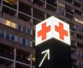 Bild: Julian Stratenschulte/dpa/Symbolbild
Ein Pfeil weist den Weg zur Notaufnahme eines Krankenhauses.