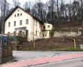 Bild: ihl
Die Kellerwirtschaft am Holzberg ist von der Fronberger Straße aus wieder besser zu sehen. Das bleibt nicht lange so, das Fällen der Bäume ist der Vorbote für den Abriss.