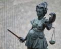Bild: Arne Dedert/dpa/Symbolbild
Eine Statue der Justitia hält eine Waage und ein Schwert in der Hand.