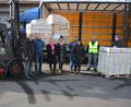 Bild: jr
Am Montag wurde auf dem Betriebsgelände des Liebensteiner Kartonagenwerks ein Lastwagen mit wichtigen Arzneimitteln beladen. Mit dabei waren (von links) Franz Göhl, Dieter und Sandra Gürster, Elke Bauer, Spendenbeauftragter Andreas Kempf, Marion Forster, Geschäftsführerin des Kartonagenwerks, Lastwagenfahrer Turgay Inal sowie Lions-Präsident Dr. Volker Höcht.