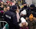Bild: Czarek Sokolowski/AP/dpa
Flüchtlinge aus der Ukraine überqueren den Grenzübergang Korczowa in Polen.
