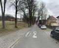 Bild: Gabi Schönberger
Links der Felixallee in Neustadt/WN sind 45 Wohnungen in fünf Blocks geplant. Etliche der charakteristischen Straßenbäume und der angrenzende Spielplatz müssten dafür weichen. Vielen Anwohnern im Viertel gefällt das nicht.
