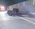 Bild: Er24/Einsatz-Report24/dpa
Das Fahrzeug auf der Autobahn A5 ist nach einem Zusammenstoß völlig zerstört.