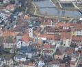 Bild: mür
Beim Blick auf das Tirschenreuther Stadtzentrum ist auch der Fortschritt der Arbeiten am neuen Rathaus (rechts neben der Kirche) erkennbar.
