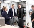 Bild: do
Da staunen auch die Abgeordneten. Bei einem Rundgang durch die Produktionsstätten erläutert Geschäftsführer Hubert Schug mit einem Mitarbeiter das Entstehen komplizierter Schalteinheiten.