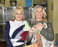 Bild: hcz
Ingrid Lange mit Zwergkaninchen "Pino" im Arm überbringt Tierheimleiterin Jutta Böhm 1500 Euro.