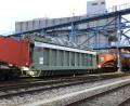 Bild: ga
388 Tonnen wiegt der Trafo, der seit dem frühen Samstagabend auf dem frisch reparierten Gleis 0 beim Müllkraftwerk Schwandorf auf seien Weitertransport wartet.