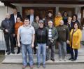 Bild: mfh
Die neu gewählte Führung des Arbeiterkameradschaftsvereins: (vorne, von links) Vorsitzender Manuel Neidel, Sonja Oppermann, Stefan Sigl, Christian Rösel, Christina Luber. (Mitte, von links) Erwin Götz, Gunda Sigl, Renate Dümmler, Manuela Eichler, (hinten, von links) Landrat Richard Reisinger, Bürgermeister Michael Göth, Petra Mittelmeyer, Sigrid Rösl-Koller, Domenica Rösel und Marlies Rieß.