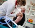 Bild: Hannibal Hanschke/dpa
Das Coronavirus sorgt für eine angespannte Personalsituation in den Arztpraxen. Zwar sinkt die Zahl der Impfungen gegen das Virus kontinuierlich, doch infizierte Mitarbeiter und Ärzte führen zu Personalknappheit oder sogar ganz geschlossenen Praxen.