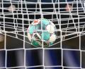 Bild: Friso Gentsch/dpa/Symbolbild
Ein Fußball liegt vor der Partie im Netz.