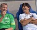 Bild: dpa/Archivbild
Andreas Köpke (l) und Joachim Löw unterhalten sich im Gazi-Stadion in Stuttgart.