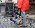 Symbolbild: Uwe Zucchi/dpa
Den Gehstock in der einen. die Tasche mit Einkäufen in der anderen Hand: Viele Dinge des Alltags sind gerade für ältere Leute mit großen Mühen verbunden. Für Erleichterungen sorgen da die Dienste, die die Nachbarschaftshilfe Pressath anbietet - und zwar nicht nur für Senioren.