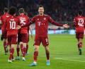 Bild: Sven Hoppe/dpa
Robert Lewandowski bejubelt bejubelt sein Tor zum 3:0.