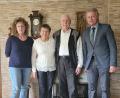 Bild: flt
Bürgermeister Lothar Müller (rechts) beglückwünschte Annemarie und Rudi Schnurer (Mitte) zu ihrem 60-jährigen Ehejubiläum. Mit dabei war auch Tochter Monika.