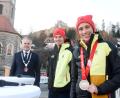 Bild: Gabi Schönberger
Im Zeichen der Burgruine: Eric Frenzel (rechts) und Terence Weber (Mitte) wurden am Dienstagabend von Bürgermeister Thomas Meiler (links) und vielen Fans geehrt.