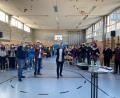 Bild: rn
"Niemals aufgeben, jetzt erst recht", skandierten die Schüler zum Ende des Motivationsprogrammes gestenreich zusammen mit Jugendcoach Osman Citir (Mitte), Elternbeiratsvorsitzendem Jürgen Göppl, "Domml" von den "Troglauer Buam" (von links) als den "Schule-ohne-Rassismus"-Paten sowie MGS-Konrektorin Nicole Gleißner (Dritte von rechts).