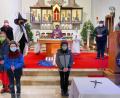 Bild: bsc
Pfarrer Joseph (hinten, Mitte) dankte dem Kindergottesdienst-Team mit Alexandra Kasseckert und Karin Gerolstein (hinten, links) sowie Christine Klöble (rechts). Mit im Bild ein Teil der mitwirkenden Kinder.