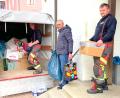 Bild: fjo
Beim Beladen des ersten Anhängers mit Hilfsgütern unterstützte Bürgermeister Markus Bauriedl (Mitte) die Waidhauser Feuerwehr um Tobias Maure (links) und Markus Mösbauer (rechts).