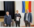 Bild: gz
Nach der Aushändigung der Beförderungsurkunde im Beisein von 2. Bürgermeister Thomas Kleber an Löschmeister Christian Mösbauer verabschiedete sich Kommandant Josef Kleber (links) von der Feuerwehrmannschaft.
