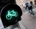 Bild: Sven Hoppe
Eine Ampel für Fahrradfahrer steht in der Innenstadt an einer Kreuzung auf Grün. Die bayerische Radoffensive soll unter anderem gemeindeverbindende Radwege fördern.