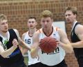 Bild: A. Schwarzmeier
Gute Nachrichten für die Neustädter Regio-Basketballer: Jakob Sailer (am Ball) kehrt wieder in den Kader zurück. Alex Pöss (dahinter) fehlt dagegen weiter.