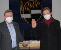 Bild: sm
Bürgermeister Gerhard Kellner (links) vereidigte Markus Bösl (rechts) aus dem Ortsteil Oedhof als neuen Feldgeschworenen.