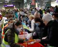 Bild: Carsten Koall/dpa
Täglich kommen Tausende Flüchtlinge aus der Ukraine in Deutschland an, wie hier im Bild am Hauptbahnhof in Berlin. Im Landkreis Tirschenreuth baut die KSRK Mitterteich ihr Hilfs-Netzwerk immer weiter aus, so dass hier eintreffende Menschen optimal versorgt werden können.