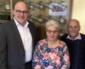 Bild: lgc
Erster Gratulant beim 80. Geburtstag von Helga Wiesnet war natürlich Ehemann Josef (rechts). Im Namen der Gemeinde schloss sich Bürgermeister Johannes Schmid (links) den guten Wünschen gerne an.